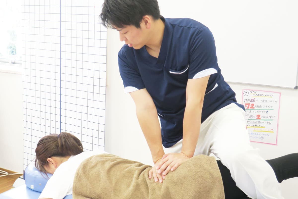 腰椎すべり症の施術の様子